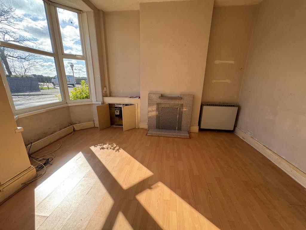 Lot: 39 - SEMI-DETACHED HOUSE FOR IMPROVEMENT - Living room